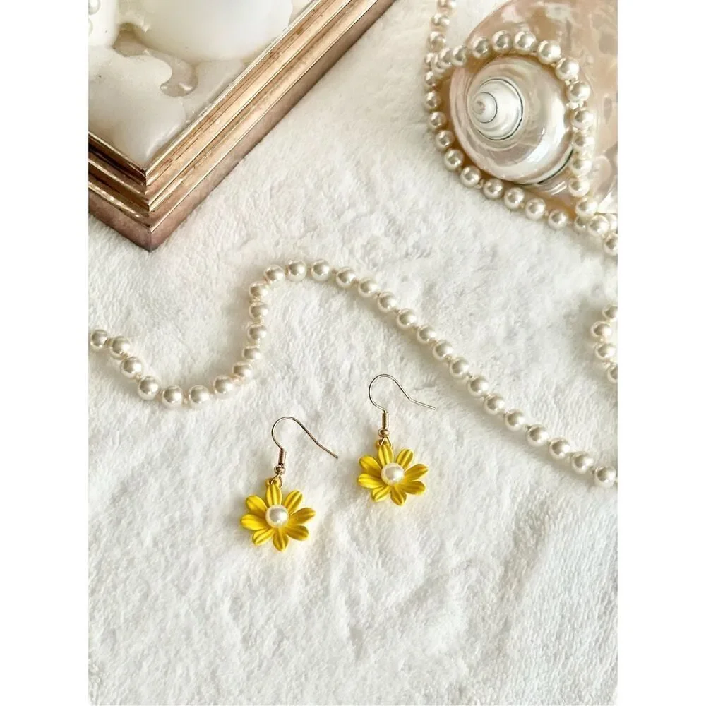 Yellow Daisy dangle earrings with faux pearl ￼